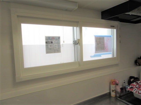 【神戸六甲店】レンジフードに窓がかぶってても、内窓を付けられます！（神戸市中央区・K様邸）